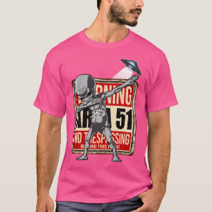 Camiseta Alienígena De Cinza Para Frente À Área De Metal Vi