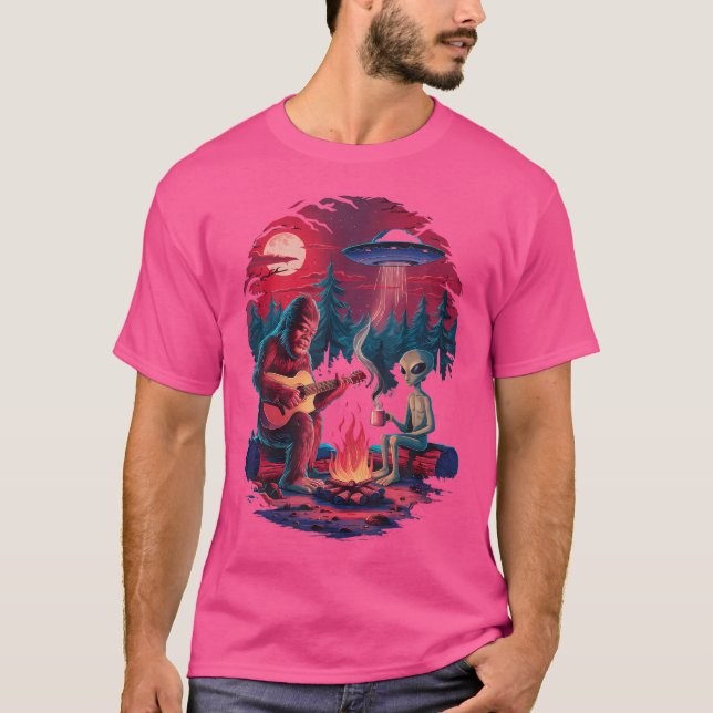 Camiseta Alienígena Engraçada E Bigfoot Campfire Moon Ufo A (Frente)