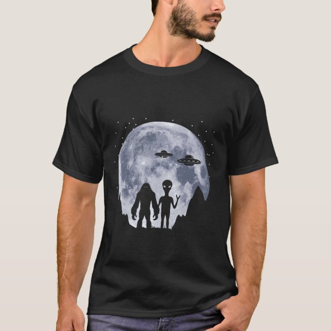 Camiseta Alienígena Espacial Bigfoot Sob Lua Dando Sinal De (Frente)