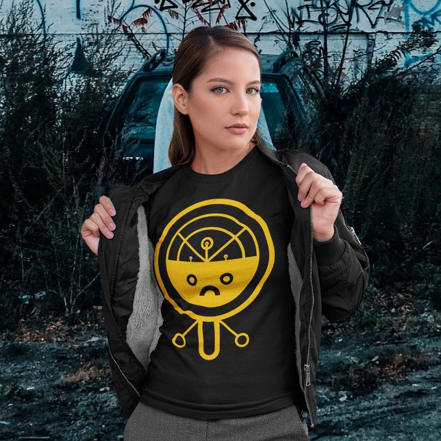 Camiseta Alienígena robótica (Women wearing robot alien design t-shirt in the deep black forest)