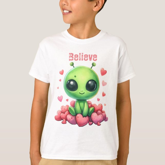 Camiseta alienígena sentada em corações Amor OVNI Acredite  (Frente)