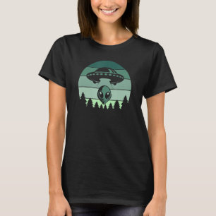 Camiseta Alienígena Verde Ufo Voando No Espaço De Saucer Na
