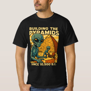 Camiseta Aliens Construindo Pirâmides Pirâmides