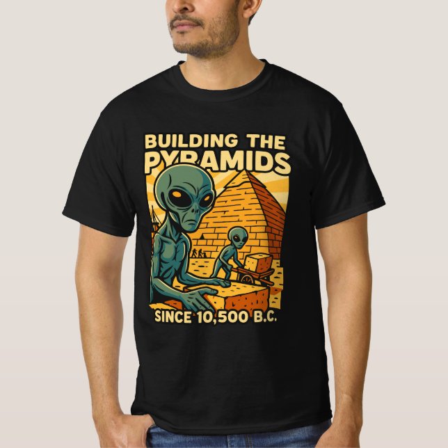 Camiseta Aliens Construindo Pirâmides Pirâmides (Frente)