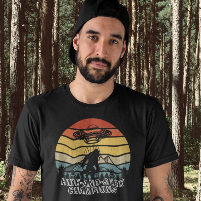 Camiseta Aliens Engraçados de Pé Grande Ocultam e Procuram  (Criador carregado)