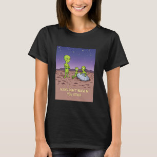 Camiseta Aliens não acreditam em você, nem um estranho engr