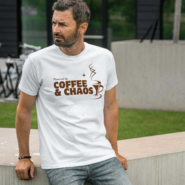 Camiseta Alimentado pelo café e pelo caos minimalista (Criador carregado)