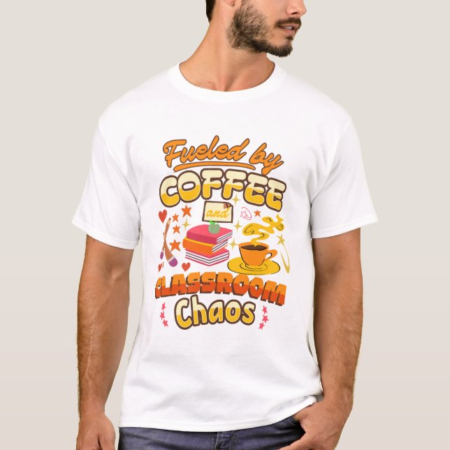 Camiseta Alimentado pelo Caos da Sala de Aula e Café (Frente)