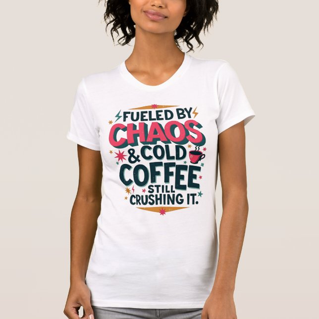 Camiseta Alimentado pelo Caos e Café Frio – Poder Materno R (Frente)