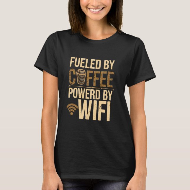 Camiseta Alimentado Por Café Alimentado Pela Wifi Funny Cof (Frente)