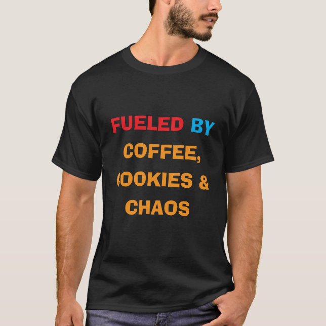 Camiseta Alimentado por Café, Biscoitos e Caos | Natal Dive (Frente)