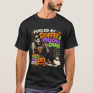 Camiseta Alimentado por Café & Caos de Pré-Escola – Chá de