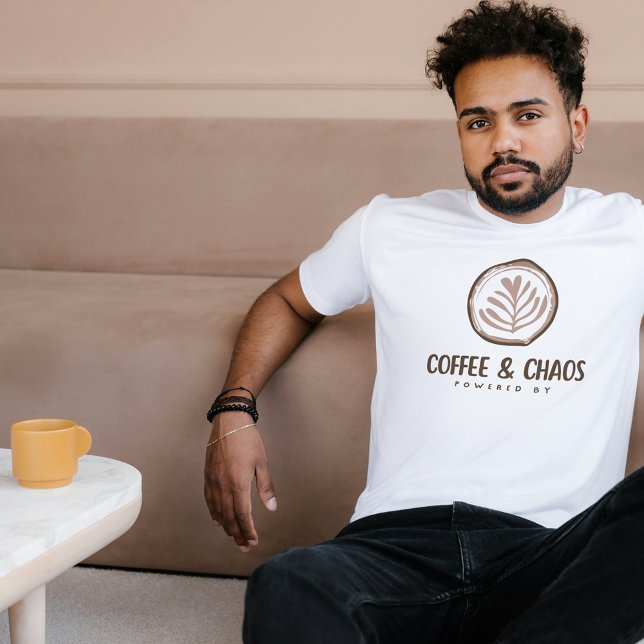 Camiseta Alimentado por café e estética do caos (Criador carregado)