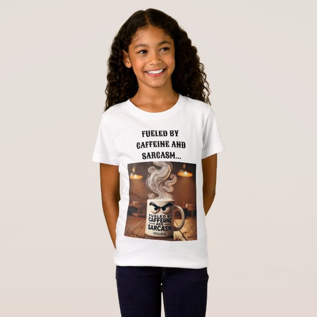 Camiseta Alimentado por Caffeine & Sarcasm Tee Design. (Frente Completa)