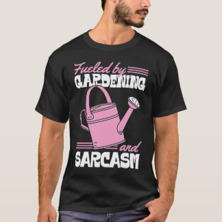 Camiseta Alimentado Por Jardinagem E Sarcasmo  Jardineira A