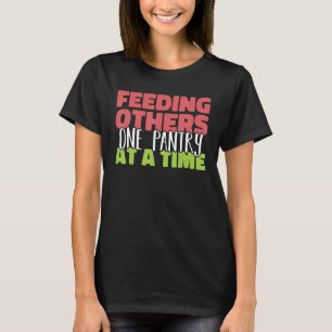 Camiseta Alimentando outra uma panetinha por Comida Time Ba