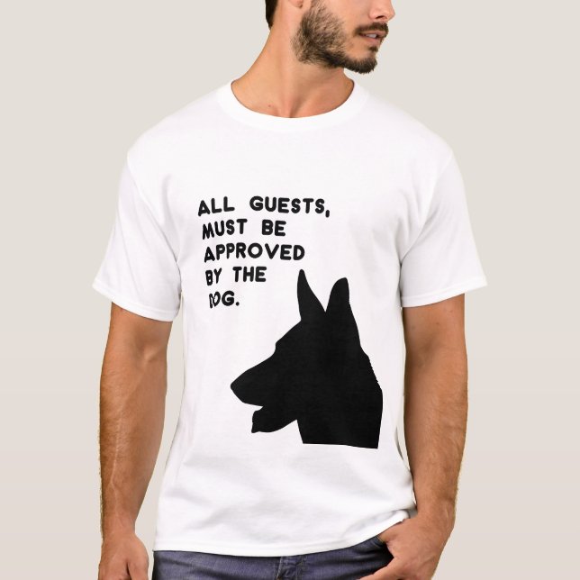 Camiseta All Guests Must Be Approved by the Dog (Frente)