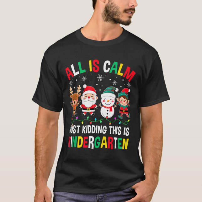 Camiseta All Is Calm Just Kidding This Is Kindergarten Chri (Frente)