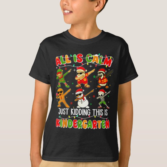 Camiseta All Is Calm Just Kidding This Is Kindergarten Chri (Frente)