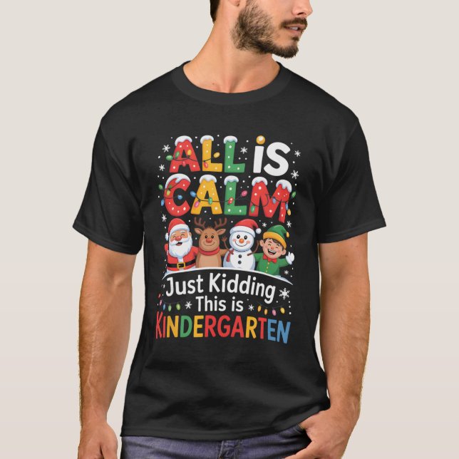 Camiseta All Is Calm Just Kidding This Is Kindergarten Chri (Frente)