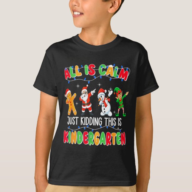 Camiseta All Is Calm Just Kidding This Is Kindergarten Chri (Frente)