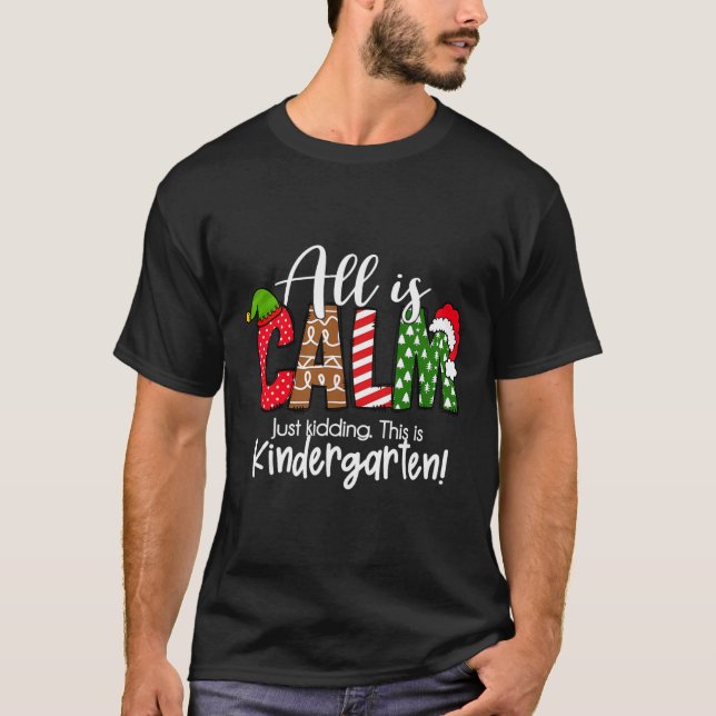 Camiseta All Is Calm Just Kidding This Is Kindergarten Chri (Frente)