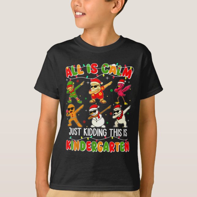 Camiseta All Is Calm Just Kidding This Is Kindergarten Chri (Frente)