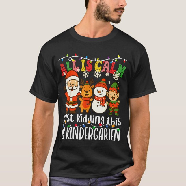 Camiseta All Is Calm Just Kidding This Is Kindergarten Xmas (Frente)