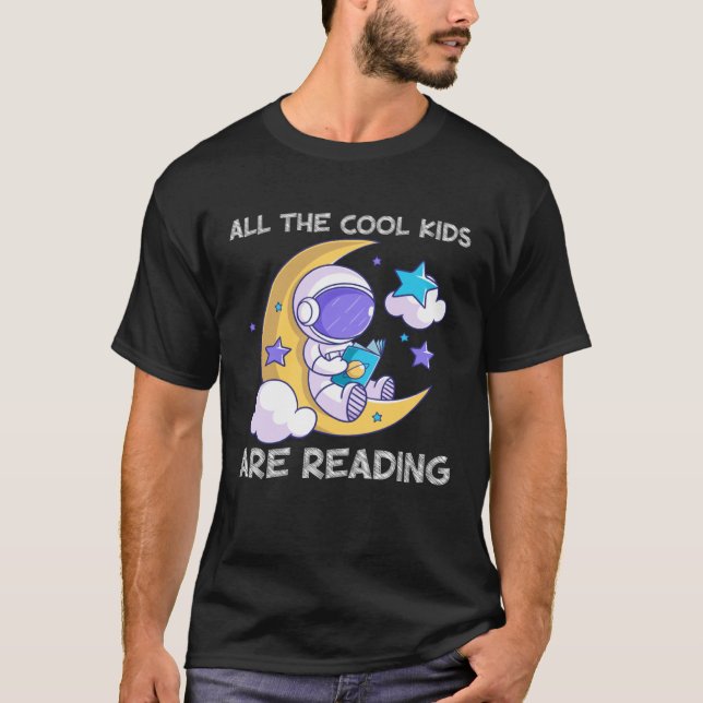 Camiseta All the Cool Kids Are Reading Book and Reading (Frente)