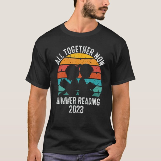 Camiseta All Together Now Summer Reading 2023 Rainbow Hand  (Frente)
