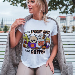 CAMISETA ALLOWEEN ALIMENTADA POR VÍBULOS E ☕ DE CAFÉ