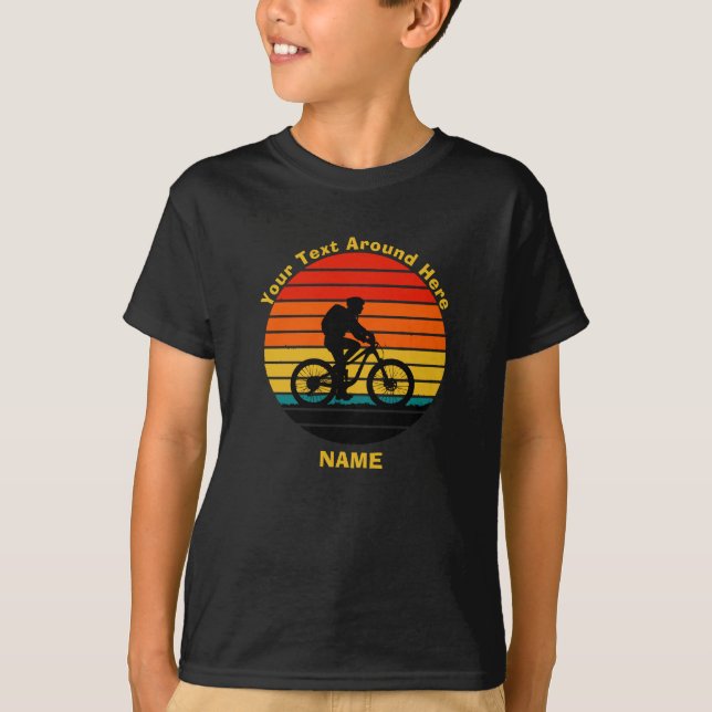 Camiseta Alterar Texto Adicionar Nome Retro Sunset Bike Rid (Frente)