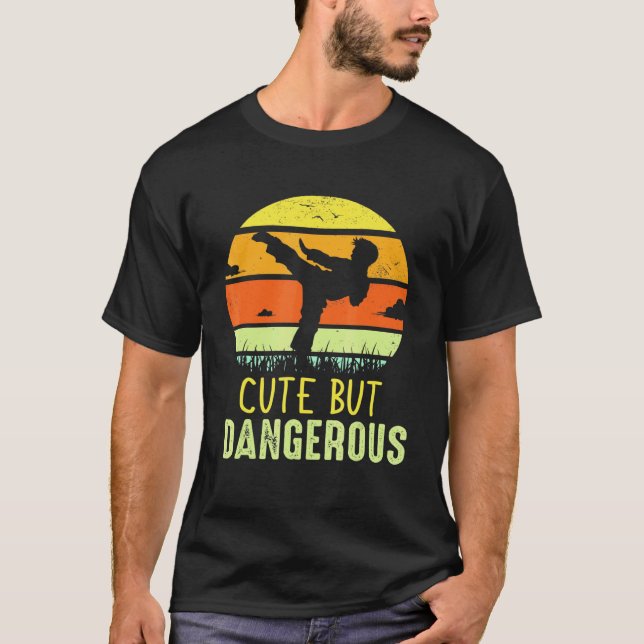 Camiseta Aluno de Caratê Clássico Mas Perigoso Trainee Kara (Frente)