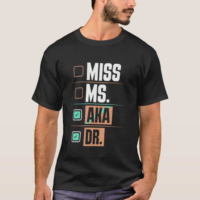 Camiseta Aluno de Doutorado SRTA MS AP Dr. Ph.D Médico Engr (Frente)
