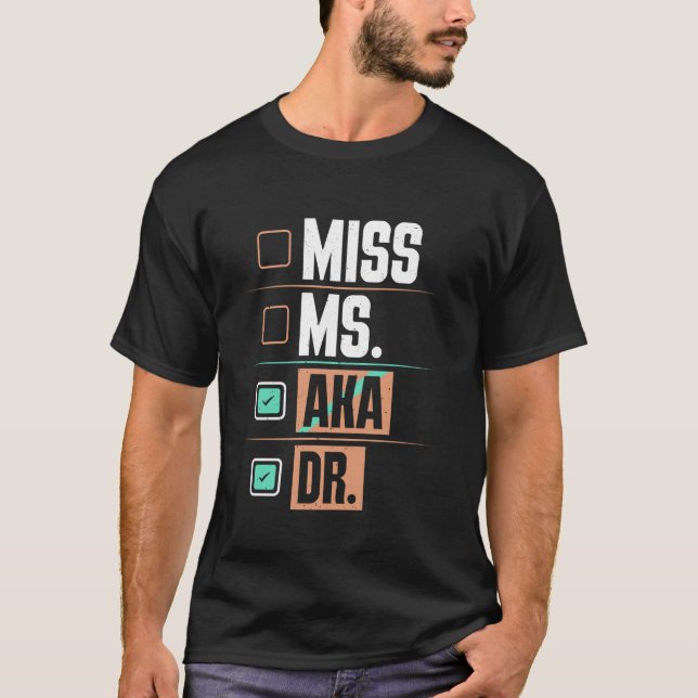 Camiseta Aluno de Doutorado SRTA MS vulgo DR. Ph.D Médico E (Frente)