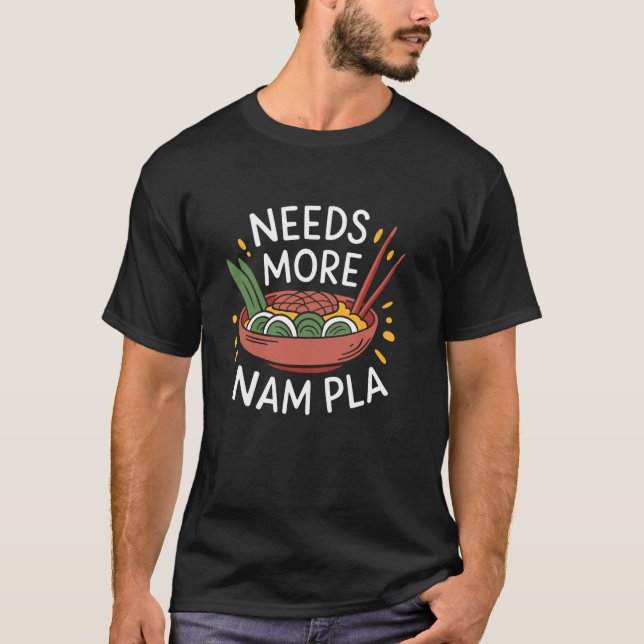 Camiseta Amante de Comida Asiática Precisa Mais Nam Pla, Ap (Frente)