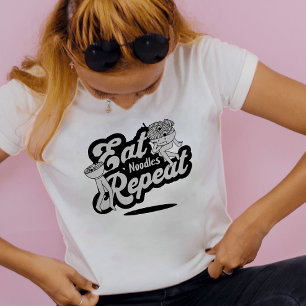 Camiseta Amantes de Ramen Cartoon de Macarrão Preto Branco