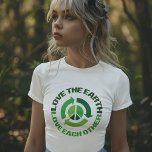 Camiseta Amar a Terra como ativista ambiental<br><div class="desc">Ame a Terra Um Ao Outro. Um reciclagem de excelente cita o presente de camiseta tricotada das mulheres para uma ativista ambiental que acredita que o aquecimento global é real e quer ajudar a prevenir as mudanças climáticas. Salve o nosso ambiente e mantenha o nosso planeta limpo e cheio de...</div>