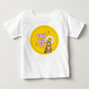 camiseta amarela fofa retrô e desenhos de gato