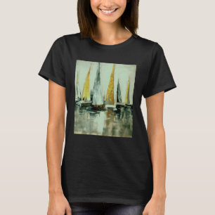 Camiseta Amarelo Azul E Velas Cinzentas em Água Estática