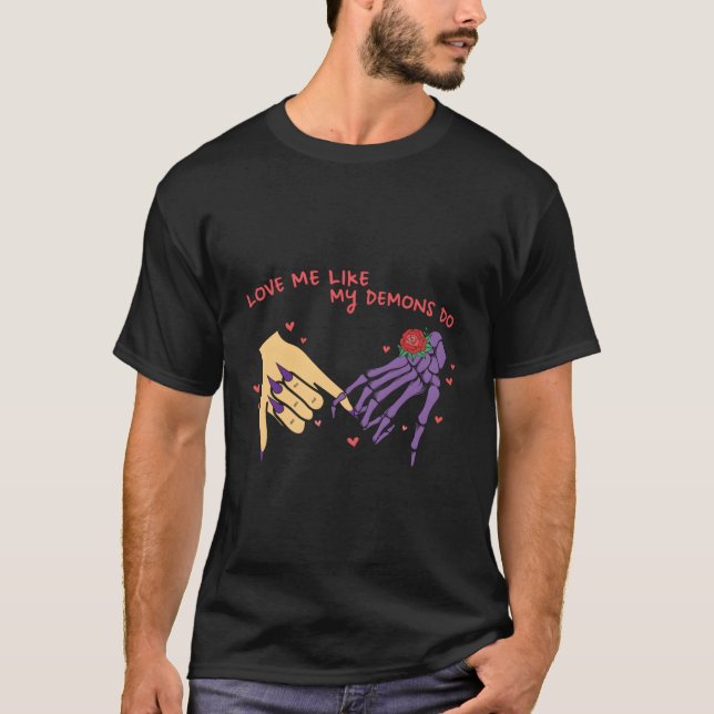 Camiseta Ame-Me Como Se Os Meus Demônios Fizessem Um Esquel (Frente)