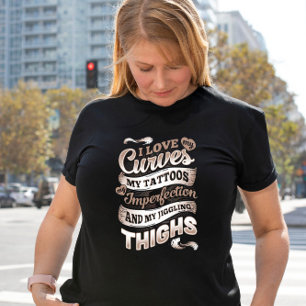 Camiseta Ame minhas curvas, tatuagens e coxas salientes