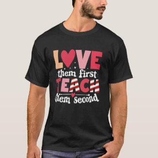 Camiseta Ame-os Primeiro Ensine-os em Segundo Lugar Cute In