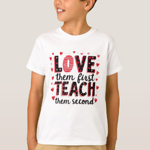 Camiseta Ame-Os Primeiro, Ensine-Os Segundo - Inspirador