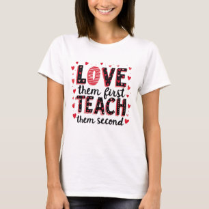 Camiseta Ame-Os Primeiro, Ensine-Os Segundo - Inspirador