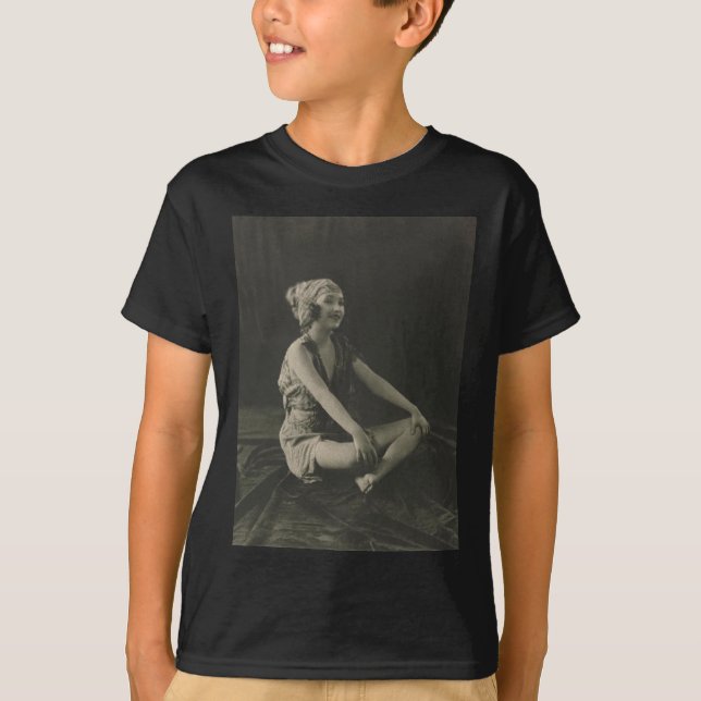Camiseta Ame uma Ziegfeld Girl Sitting Cross Legs (Frente)
