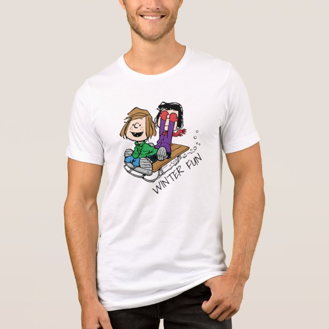 Camiseta Amendoins | Pepperminta Patty & Marcie Sled Riding (Frente)
