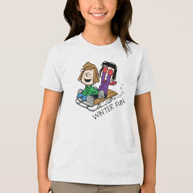 Camiseta Amendoins | Pepperminta Patty & Marcie Sled Riding (Frente)