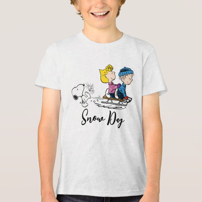 Camiseta Amendoins | Snoopy, Sally & Linus Sled Riding (Frente)