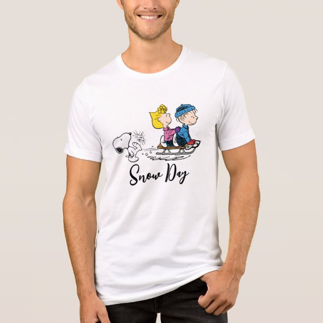 Camiseta Amendoins | Snoopy, Sally & Linus Sled Riding (Frente)